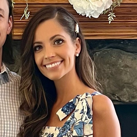 Meet your Posher, Laura - Picture 1 of 2